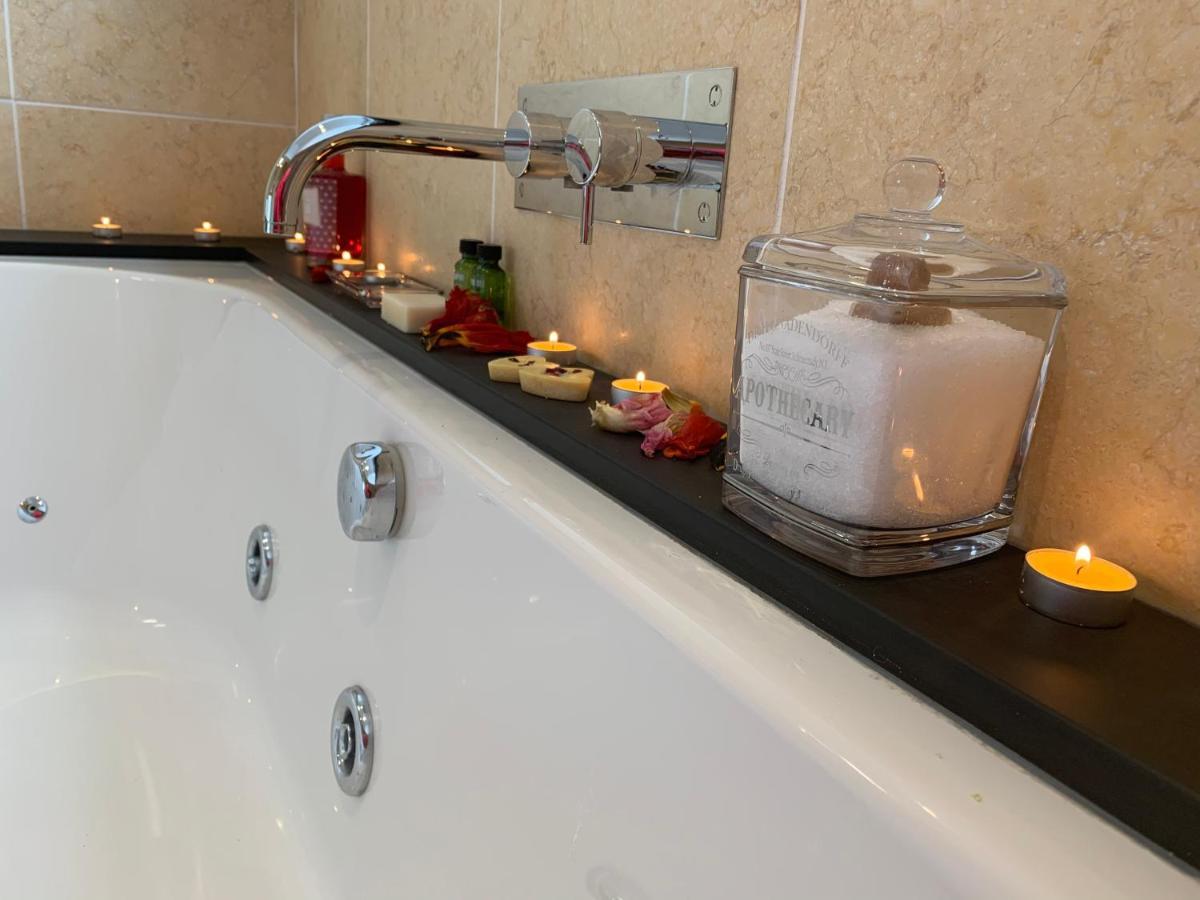 The Penthouse Bowness Luxury Loft Jacuzzi Bath & Complimentary Lakeview Spa Membership Eksteriør bilde