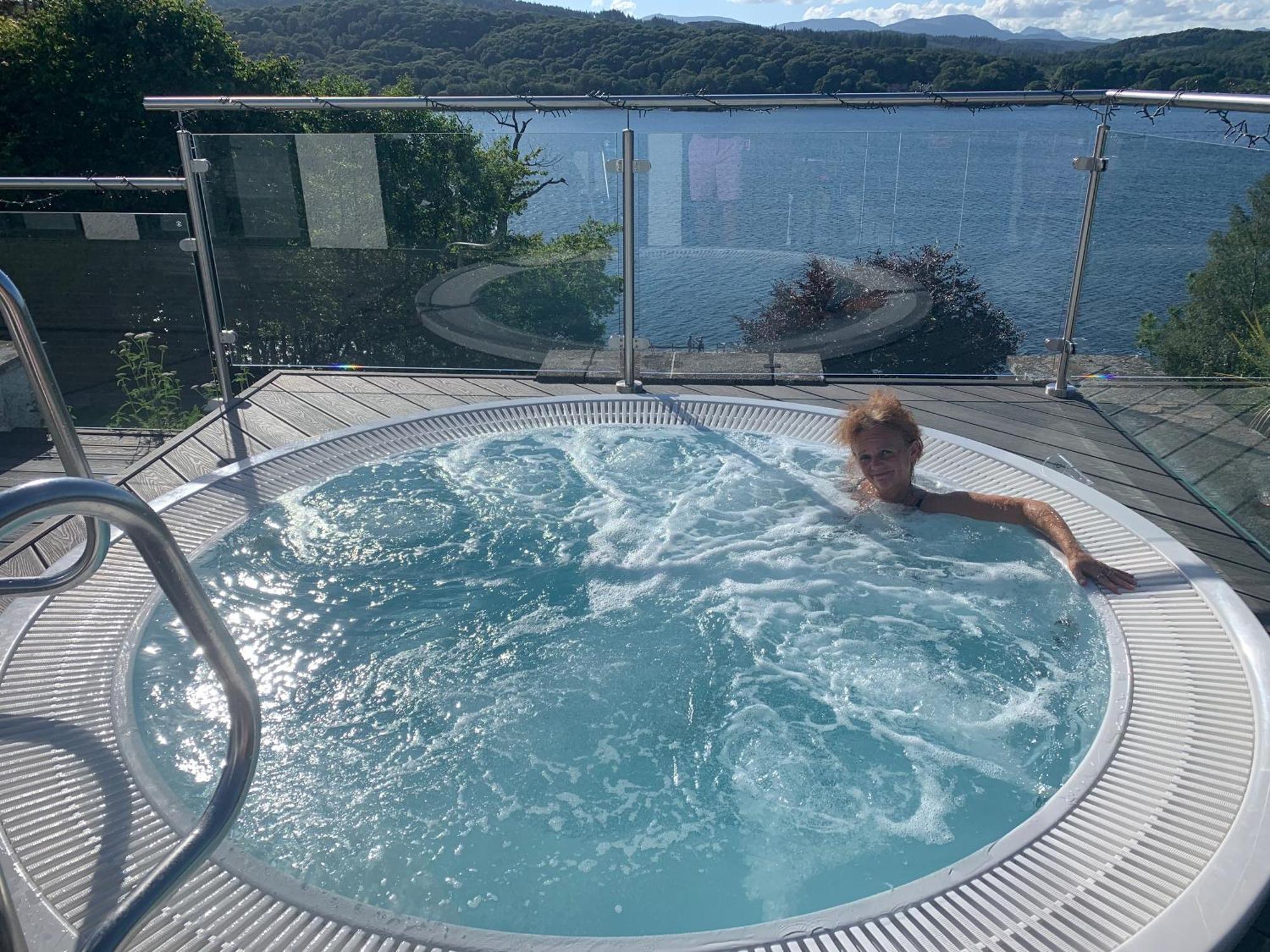 The Penthouse Bowness Luxury Loft Jacuzzi Bath & Complimentary Lakeview Spa Membership Eksteriør bilde